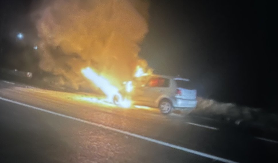 Mașina unui sucevean, cuprinsă de flăcări în trafic, pe un drum din județul Iași 8021