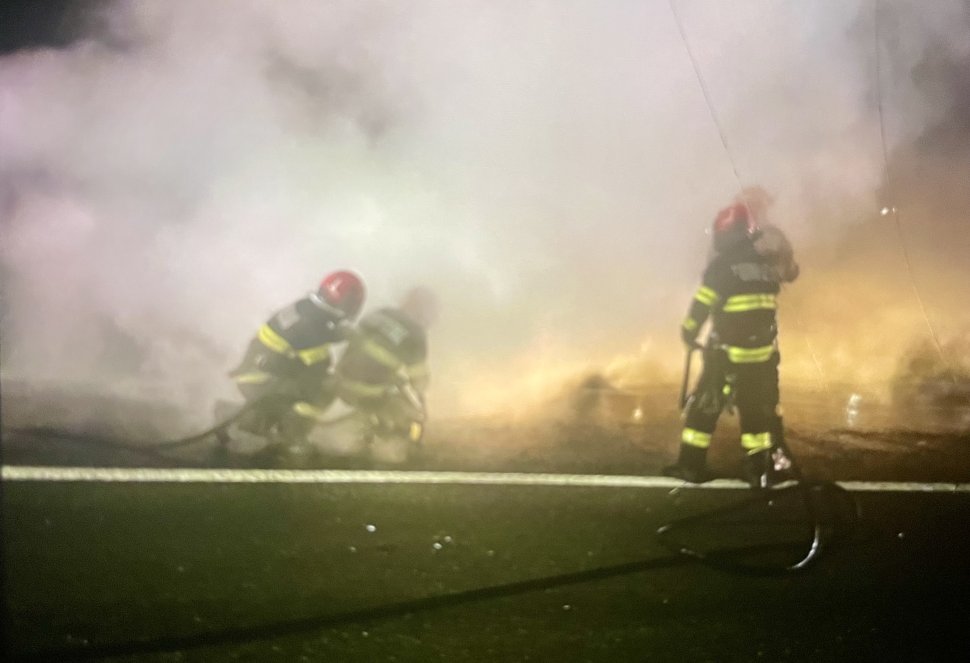 Mașina unui sucevean, cuprinsă de flăcări în trafic, pe un drum din județul Iași 8022