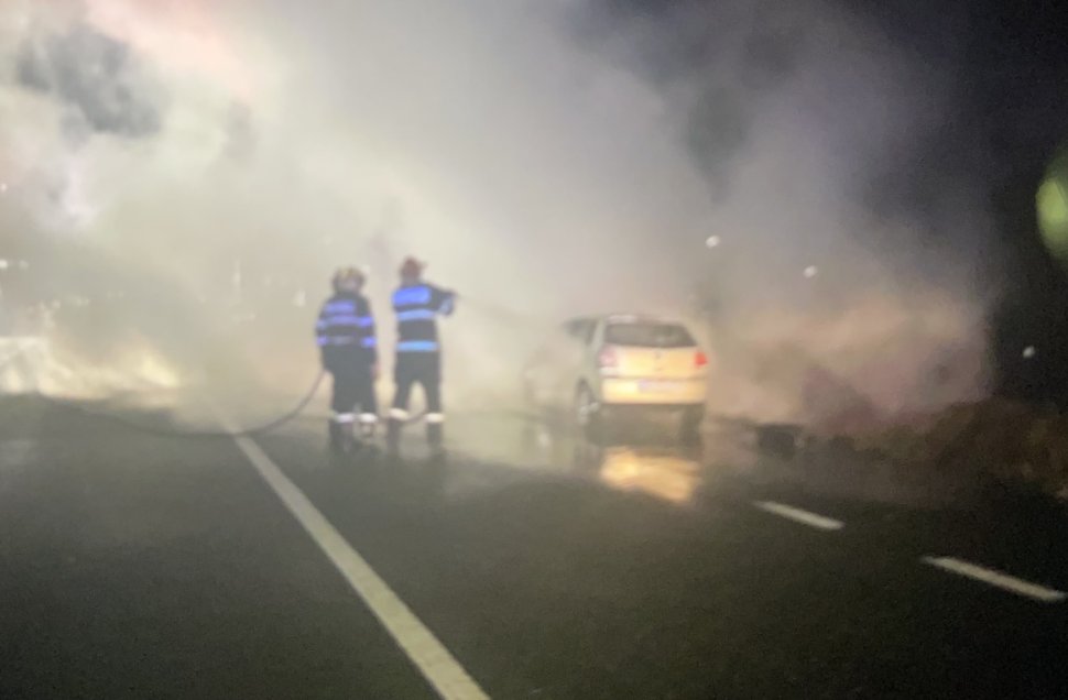 Mașina unui sucevean, cuprinsă de flăcări în trafic, pe un drum din județul Iași 8023
