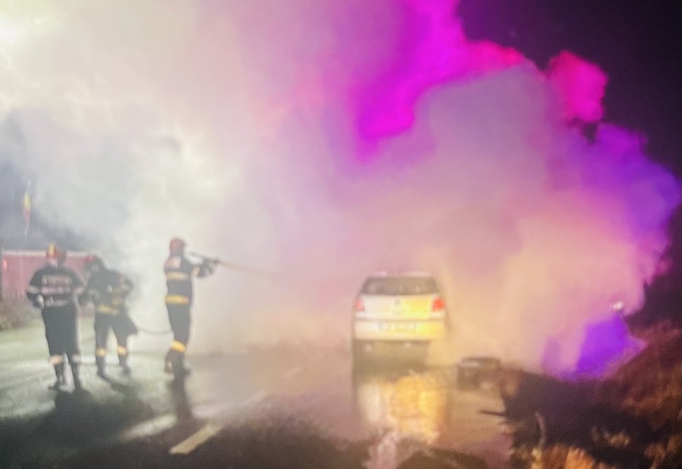 Mașina unui sucevean, cuprinsă de flăcări în trafic, pe un drum din județul Iași 8024