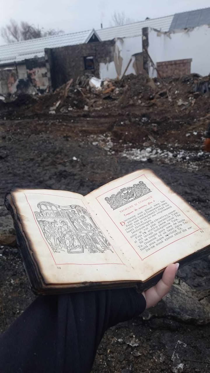 Întâmplare miraculoasă la Ciprian Porumbescu: cartea de rugăciuni a rămas intactă după incendiu 7992