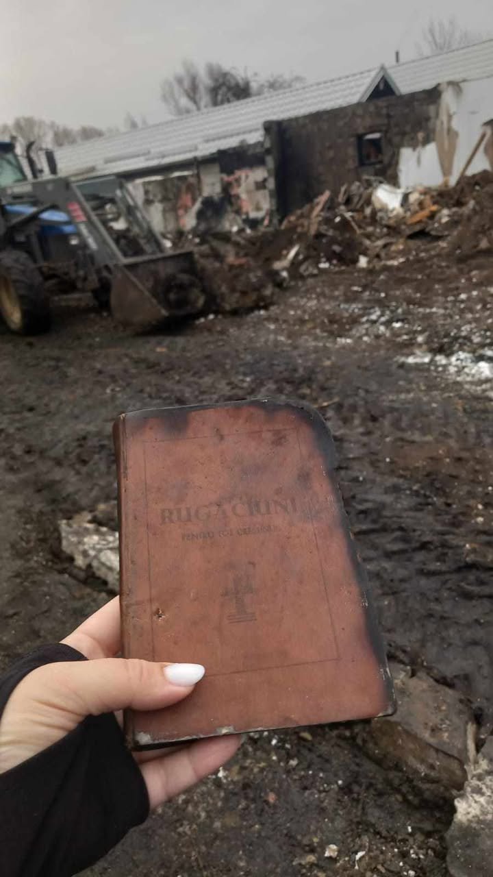 Întâmplare miraculoasă la Ciprian Porumbescu: cartea de rugăciuni a rămas intactă după incendiu 7994