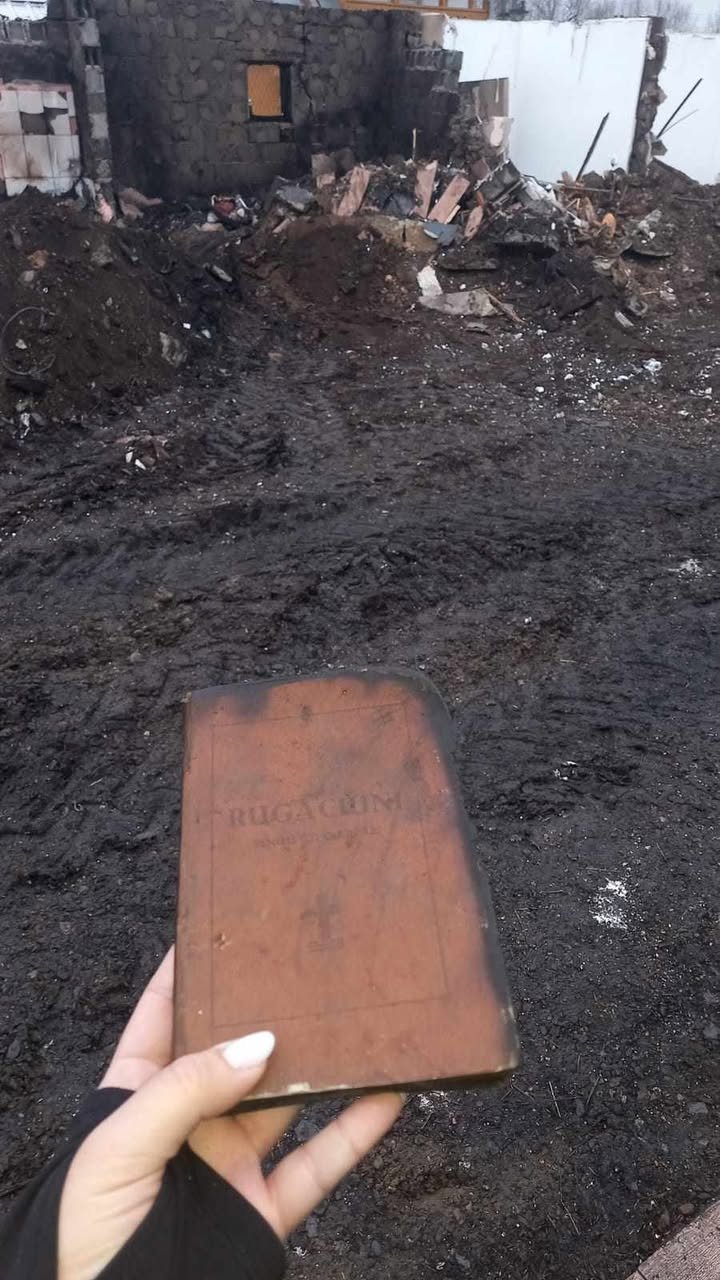 Întâmplare miraculoasă la Ciprian Porumbescu: cartea de rugăciuni a rămas intactă după incendiu 7995