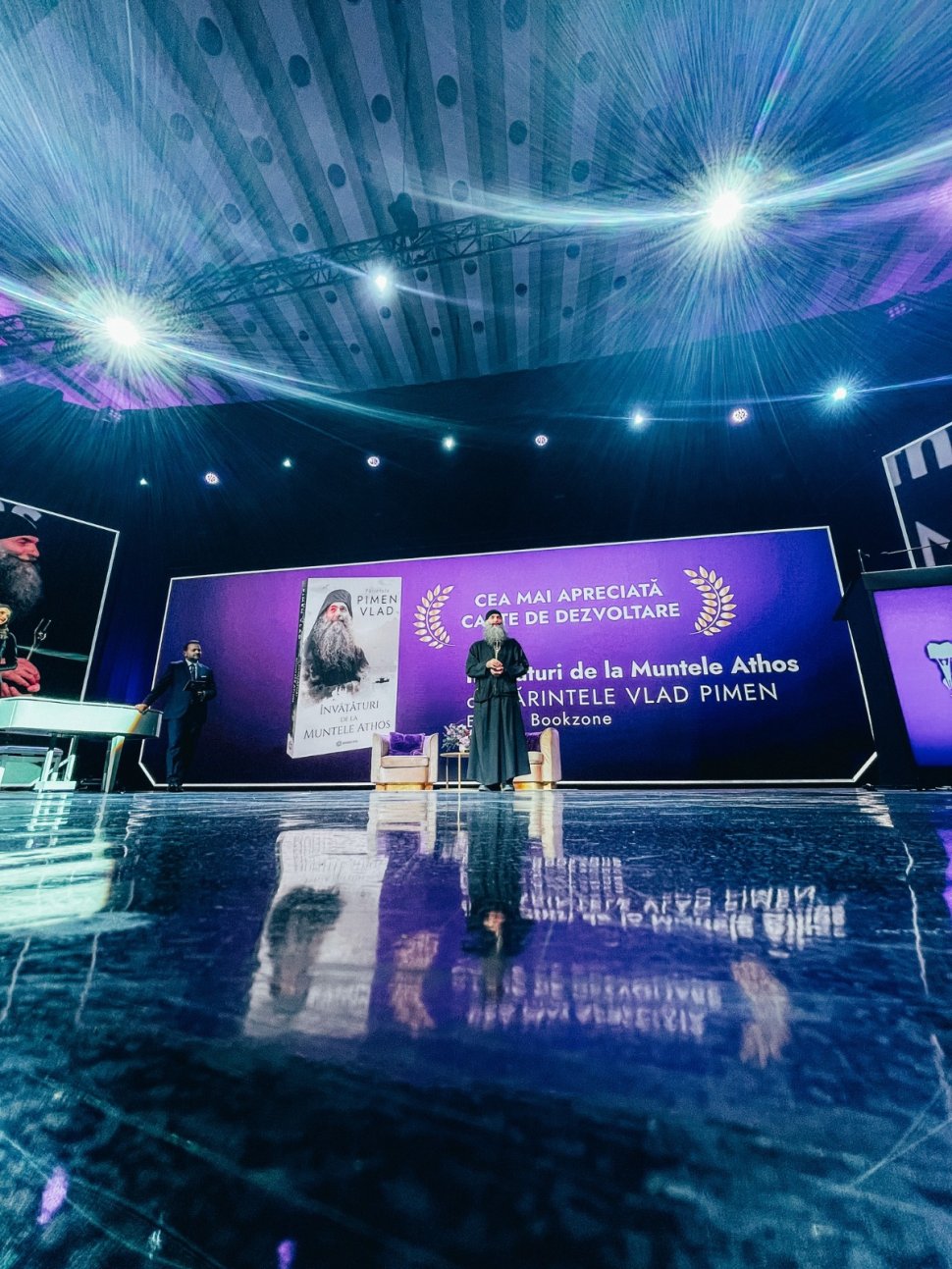 Gala Premiilor Literare Bookzone: Părintele Pimen Vlad, distins pentru contribuția sa în domeniul dezvoltării personale 8069