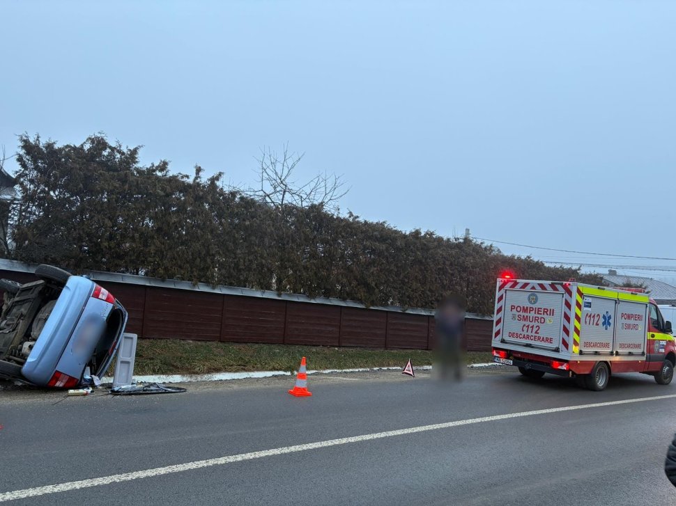 Tânăra de 20 de ani rănită după ce s-a răsturnat cu mașina într-un șanț  8064