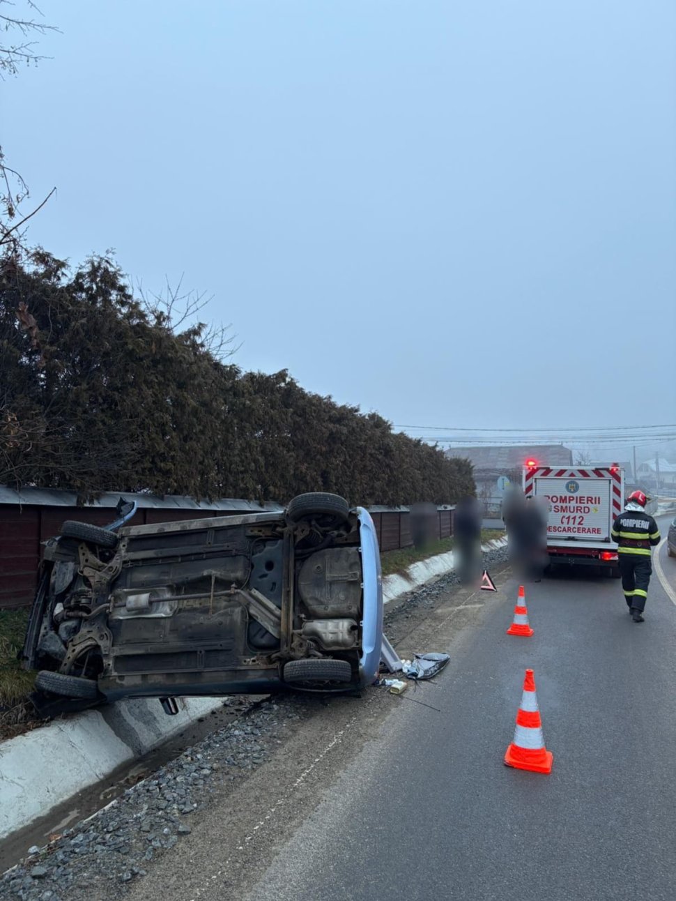 Tânăra de 20 de ani rănită după ce s-a răsturnat cu mașina într-un șanț  8065