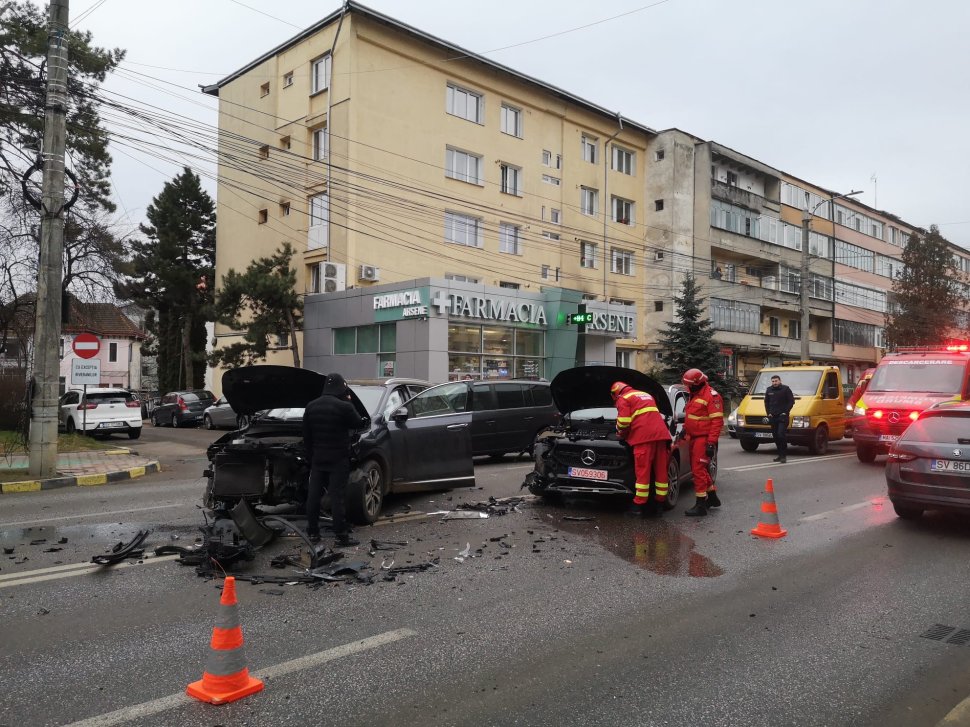 Două autoturisme grav avariate într-un accident rutier pe strada Ana Ipătescu din Suceava