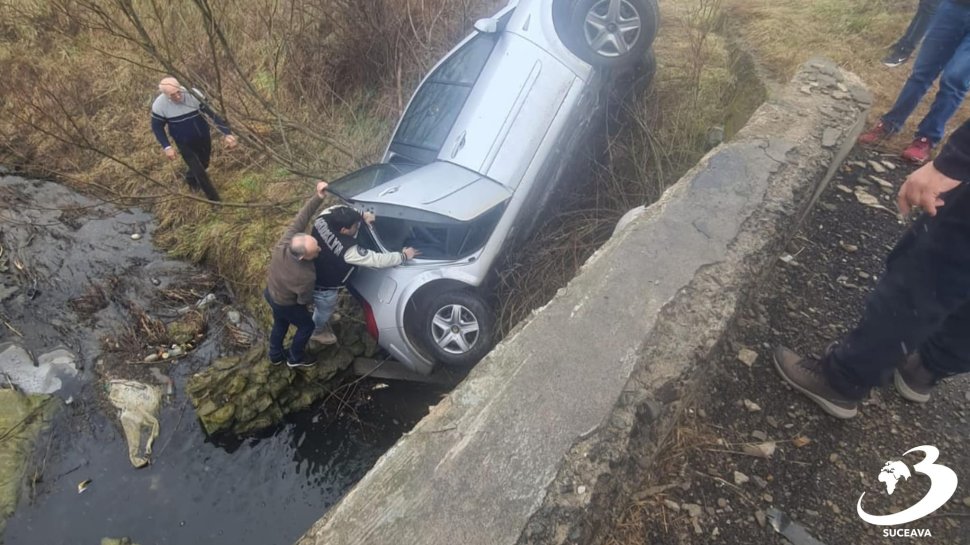 Mașină răsturnată într-un șanț, la Răucești, Neamț 8085