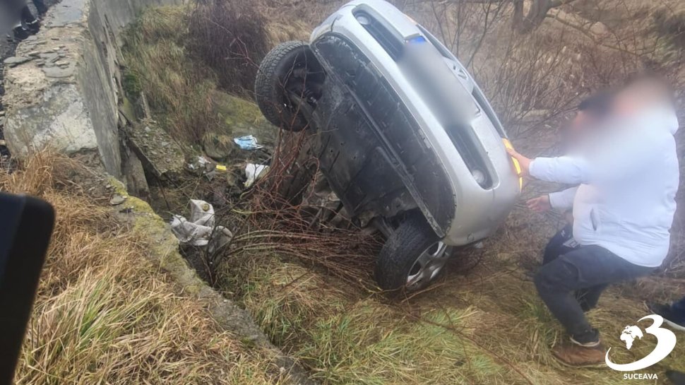 Mașină răsturnată într-un șanț, la Răucești, Neamț 8086