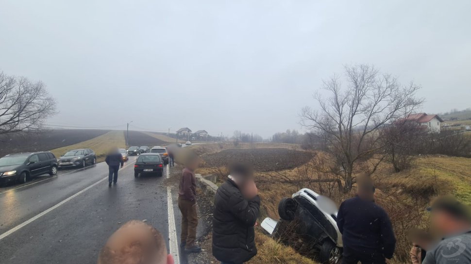 Mașină răsturnată într-un șanț, la Răucești, Neamț 8087