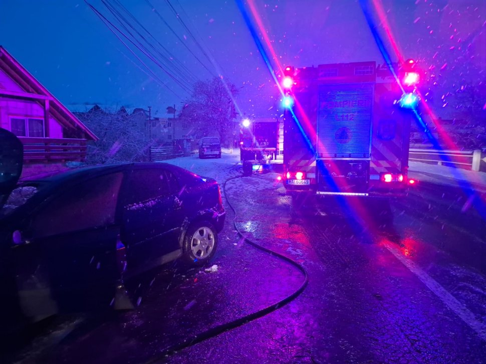 O mașină s-a izbit într-un stâlp, după care a luat foc, la Băișești 8088