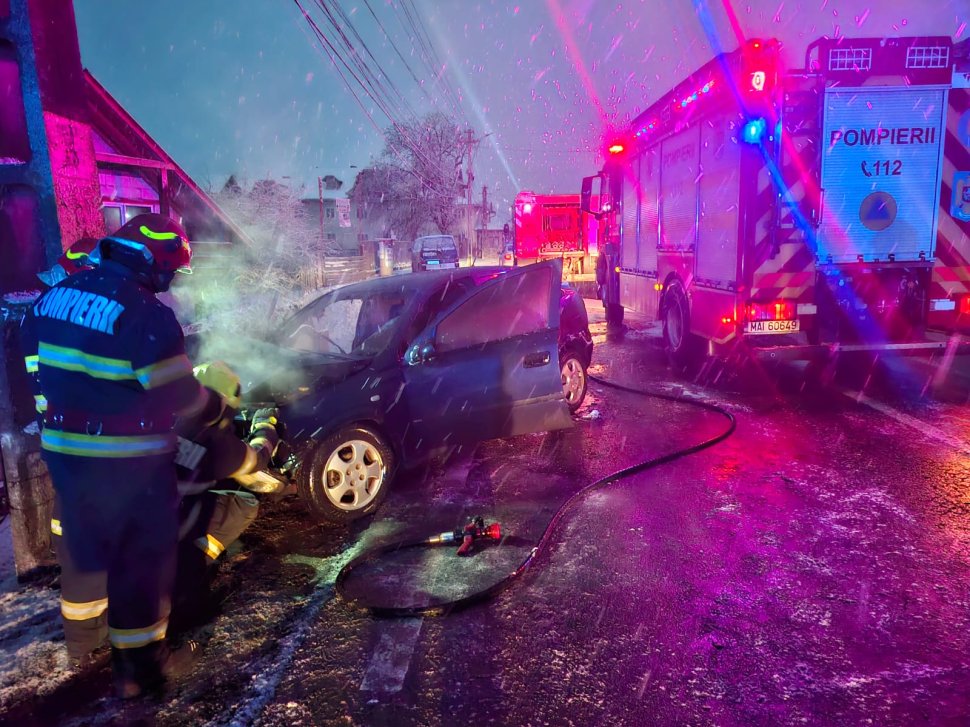 O mașină s-a izbit într-un stâlp, după care a luat foc, la Băișești 8089