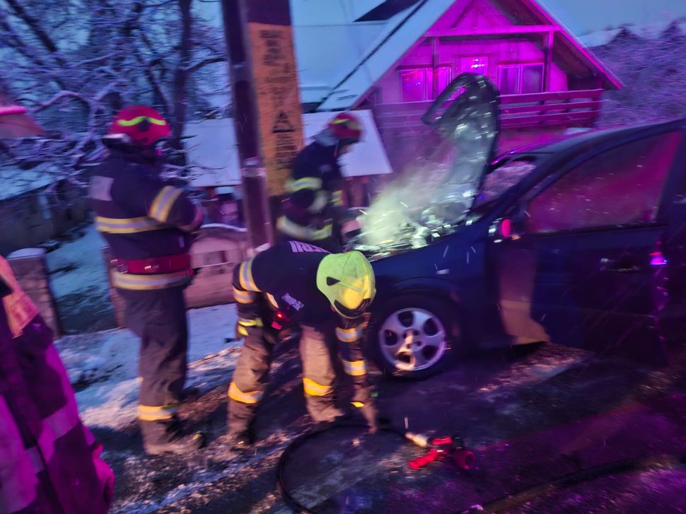 O mașină s-a izbit într-un stâlp, după care a luat foc, la Băișești 8090