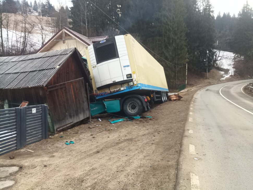 Două TIR-uri scăpate de sub control s-au răsturnat la interval de câteva minute pe drumurile din județul Neamț 8146