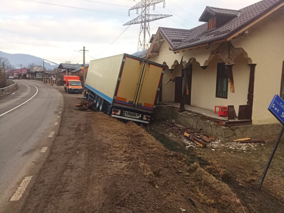 Două TIR-uri scăpate de sub control s-au răsturnat la interval de câteva minute pe drumurile din județul Neamț 8147