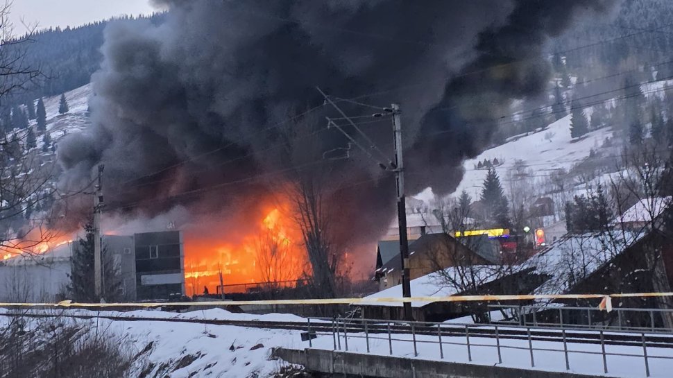 Incendiu puternic la un depozit de anvelope în Argestru 8137