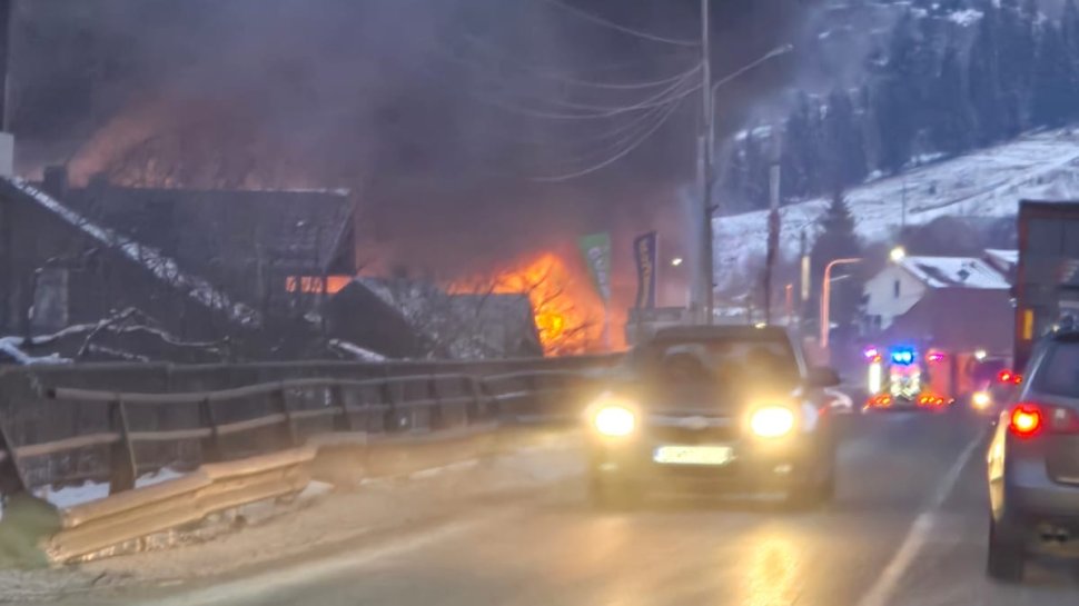 Incendiu puternic la un depozit de anvelope în Argestru 8138