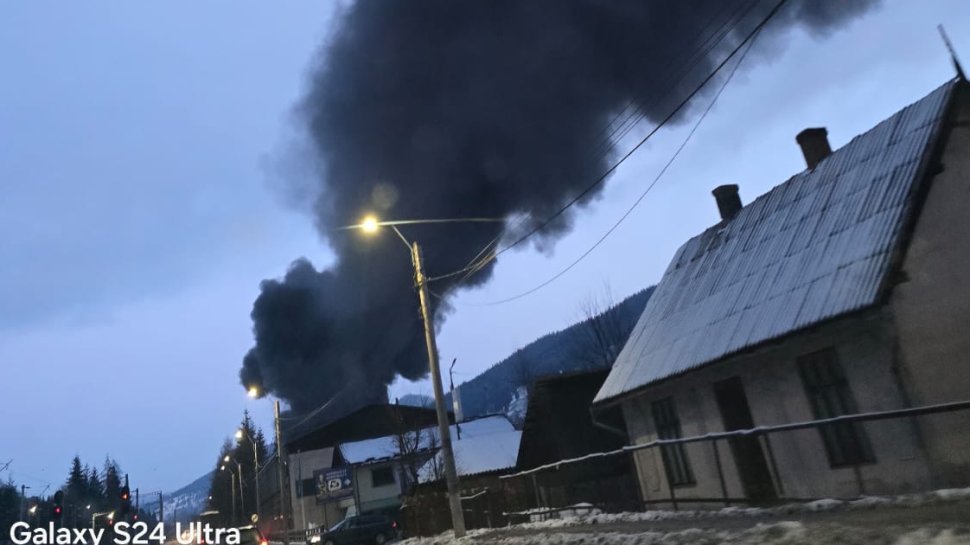 Incendiu puternic la un depozit de anvelope în Argestru 8139