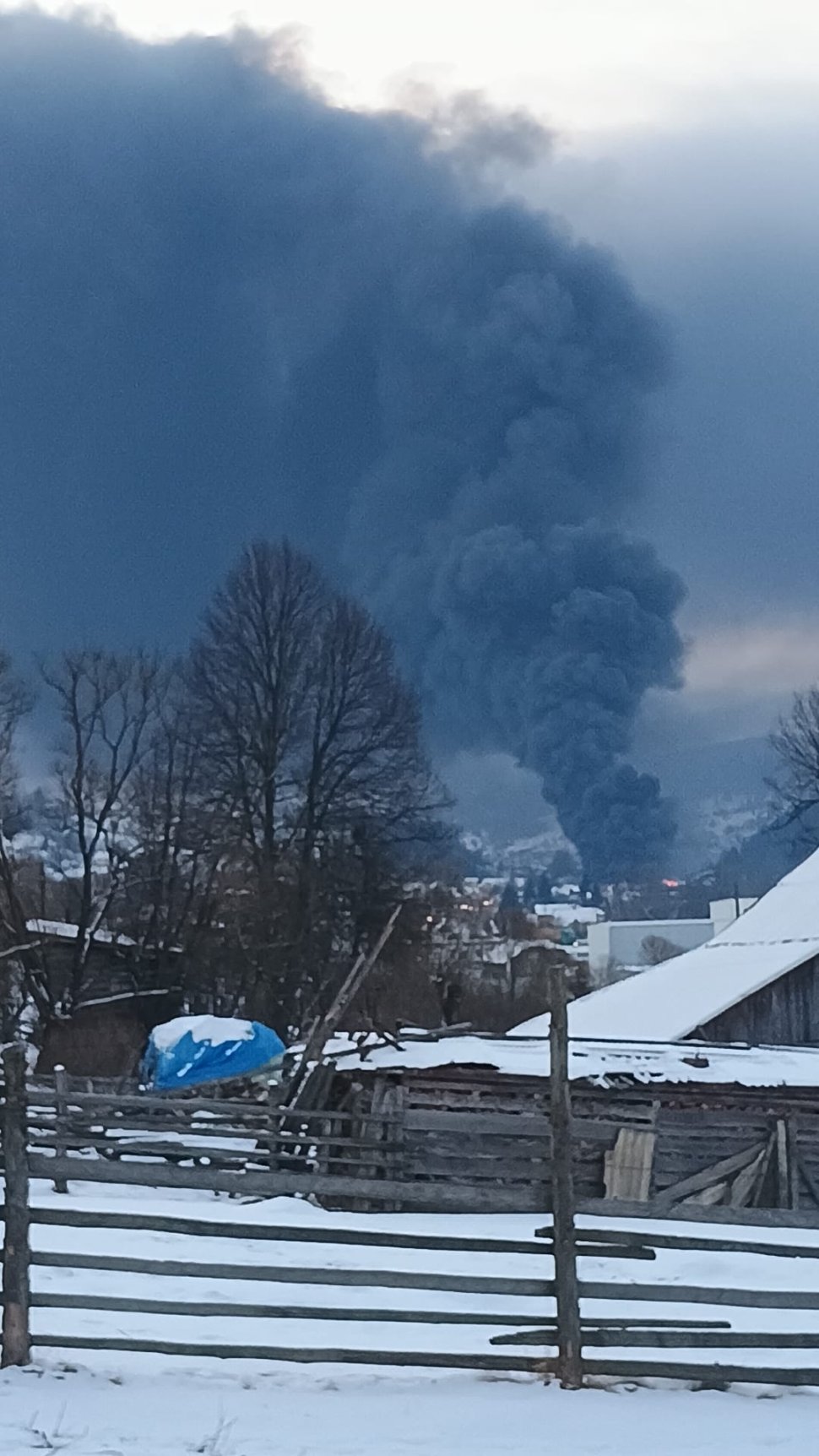 Incendiu puternic la un depozit de anvelope în Argestru 8140