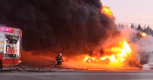 Incendiu puternic la un depozit de anvelope în Argestru 8142