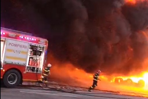 Incendiu puternic la un depozit de anvelope în Argestru 8143