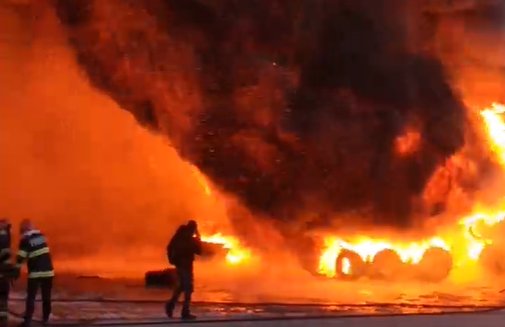Incendiu puternic la un depozit de anvelope în Argestru 8144