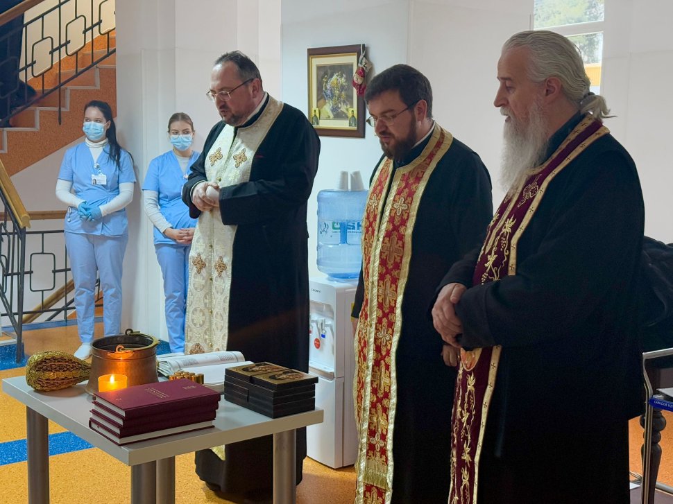 Preoți ai Arhiepiscopiei Sucevei și Rădăuților în vizită la bolnavii de cancer din spitalele din Suceava și Rădăuți 8167