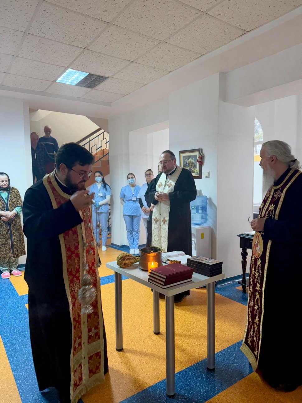 Preoți ai Arhiepiscopiei Sucevei și Rădăuților în vizită la bolnavii de cancer din spitalele din Suceava și Rădăuți 8168