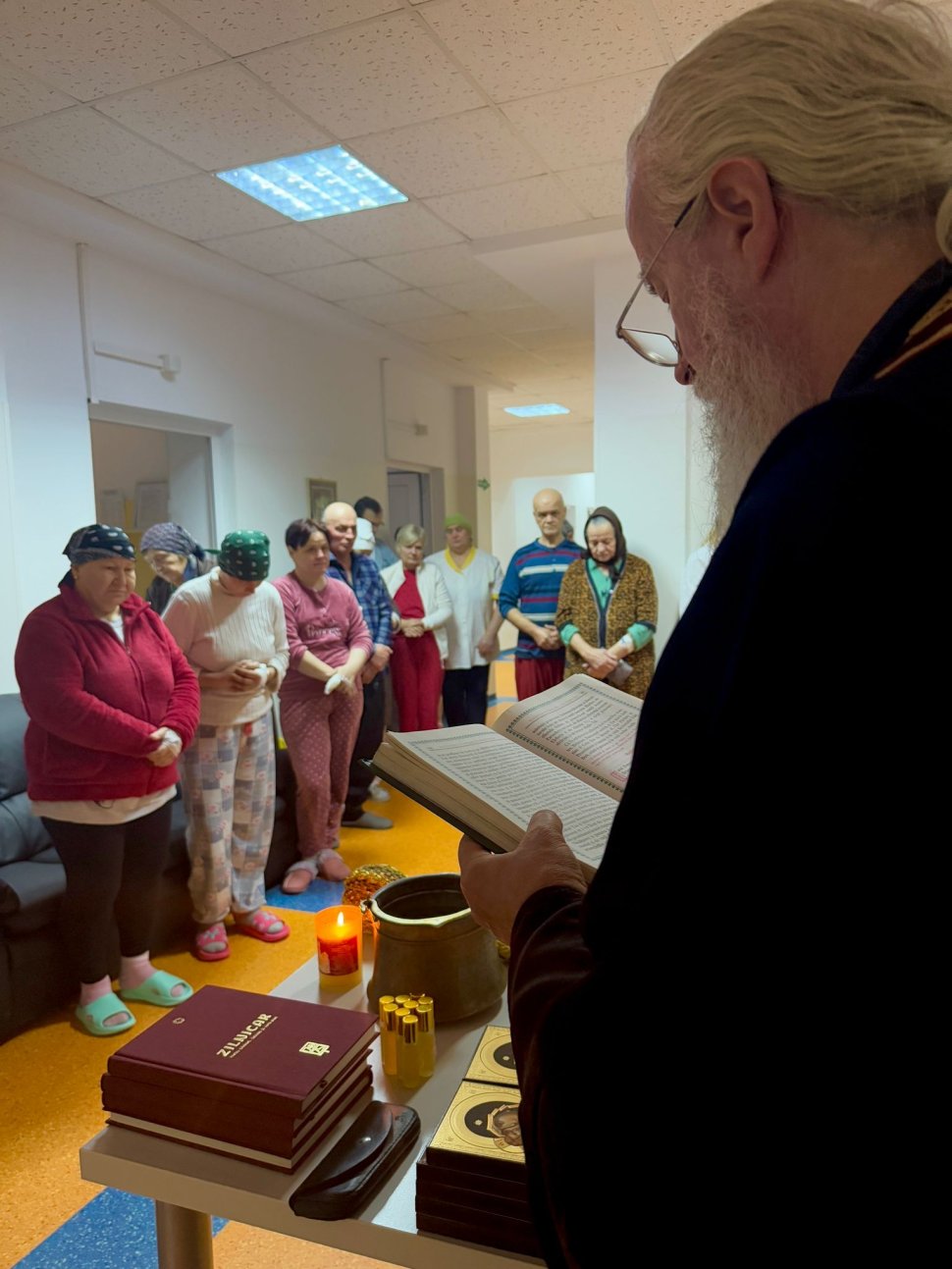 Preoți ai Arhiepiscopiei Sucevei și Rădăuților în vizită la bolnavii de cancer din spitalele din Suceava și Rădăuți 8170