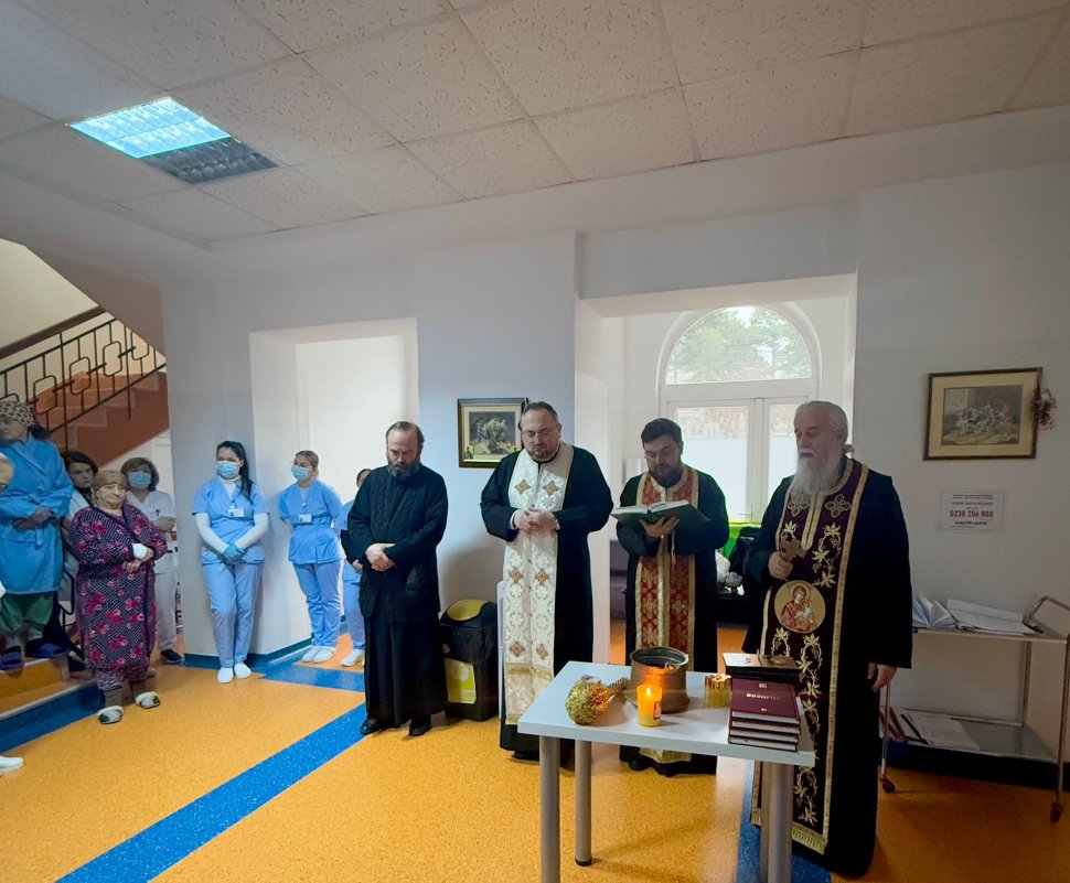 Preoți ai Arhiepiscopiei Sucevei și Rădăuților în vizită la bolnavii de cancer din spitalele din Suceava și Rădăuți 8172