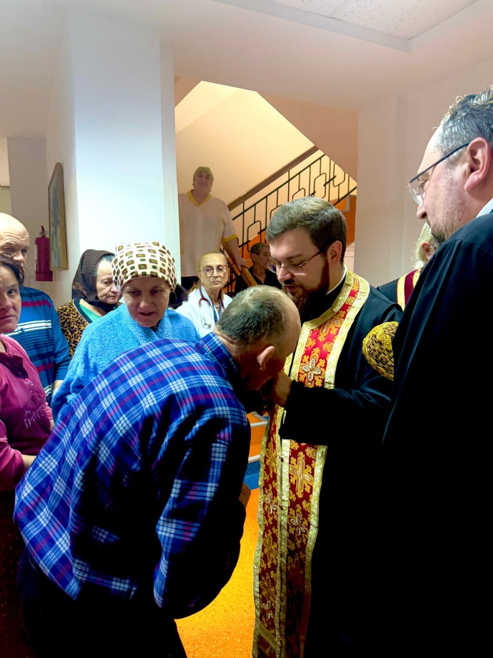 Preoți ai Arhiepiscopiei Sucevei și Rădăuților în vizită la bolnavii de cancer din spitalele din Suceava și Rădăuți 8173