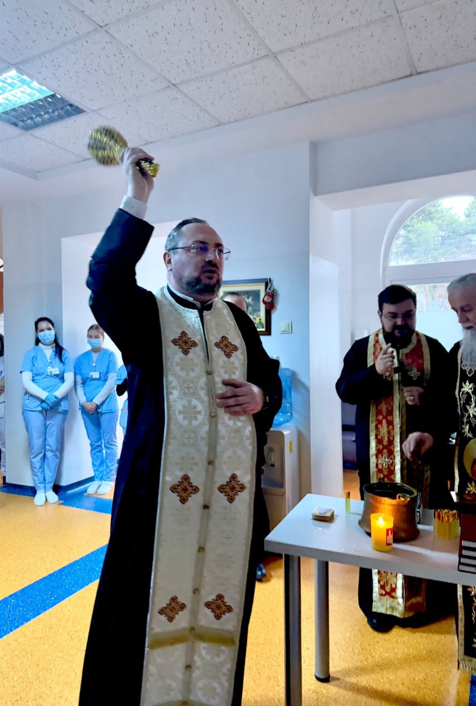 Preoți ai Arhiepiscopiei Sucevei și Rădăuților în vizită la bolnavii de cancer din spitalele din Suceava și Rădăuți 8174