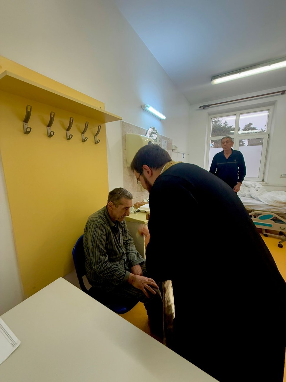 Preoți ai Arhiepiscopiei Sucevei și Rădăuților în vizită la bolnavii de cancer din spitalele din Suceava și Rădăuți 8175