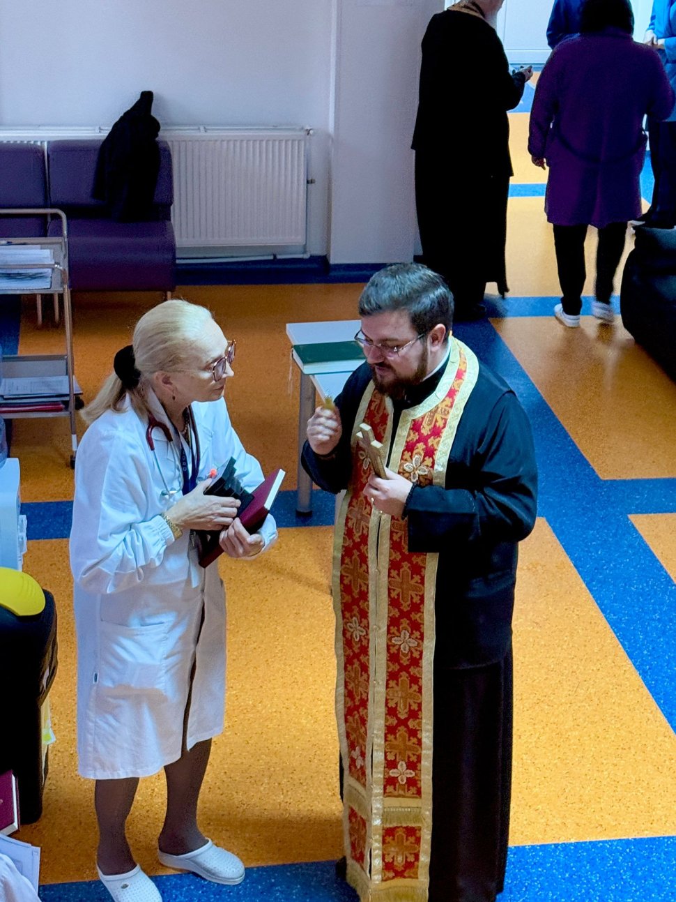 Preoți ai Arhiepiscopiei Sucevei și Rădăuților în vizită la bolnavii de cancer din spitalele din Suceava și Rădăuți 8176