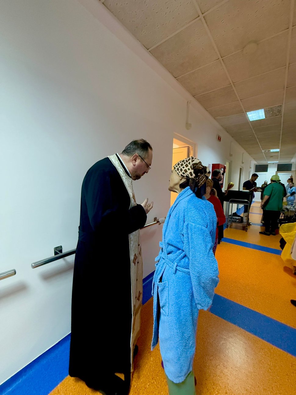 Preoți ai Arhiepiscopiei Sucevei și Rădăuților în vizită la bolnavii de cancer din spitalele din Suceava și Rădăuți 8177