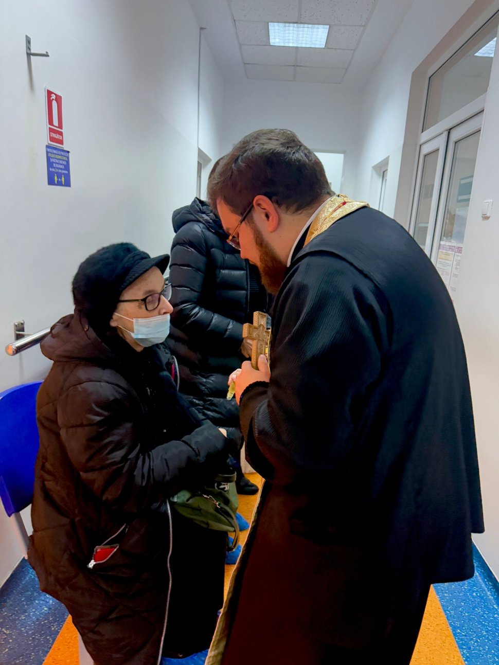 Preoți ai Arhiepiscopiei Sucevei și Rădăuților în vizită la bolnavii de cancer din spitalele din Suceava și Rădăuți 8178