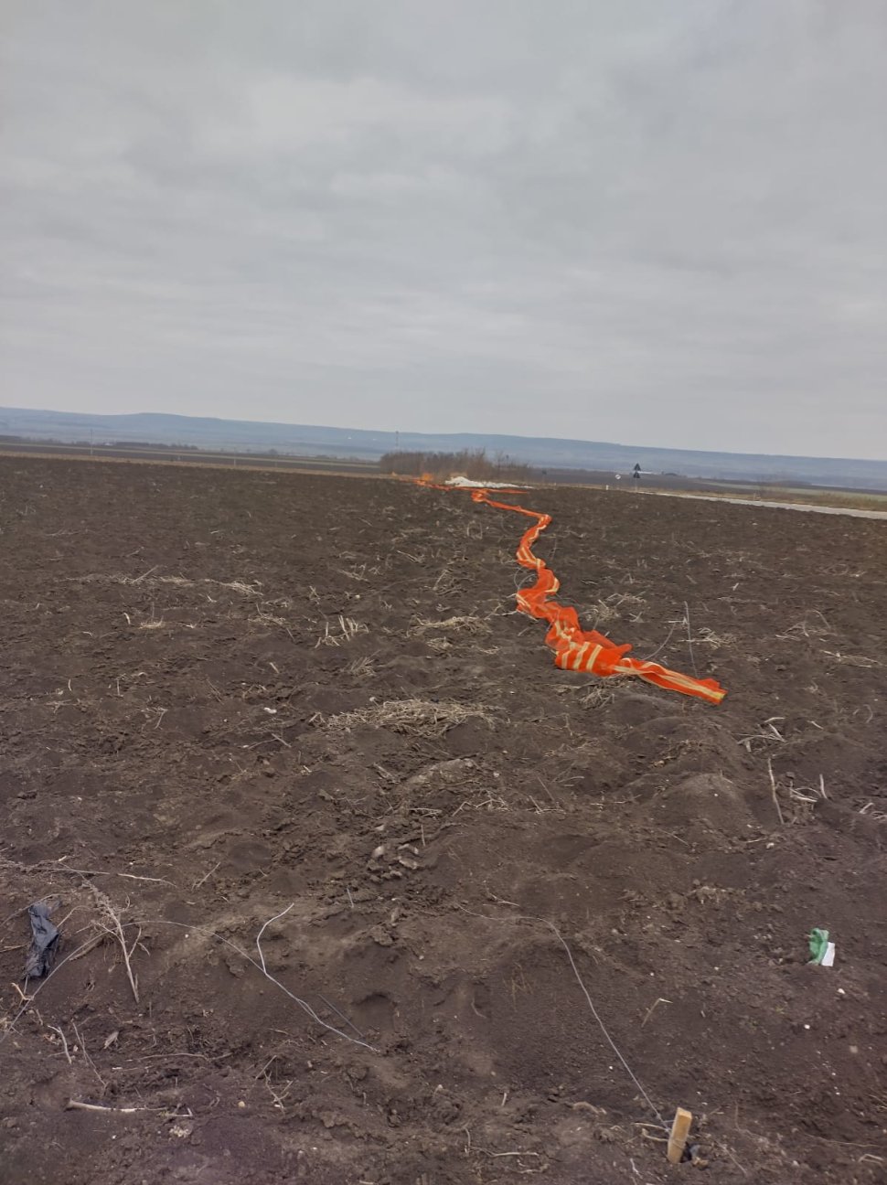 Sute de stâlpi de susținere a plaselor parazăpezi furați pe un drum din Botoșani 8192