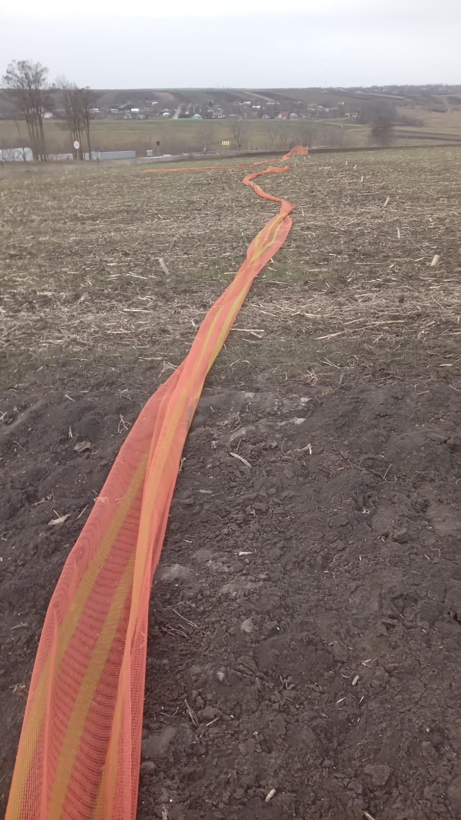 Sute de stâlpi de susținere a plaselor parazăpezi furați pe un drum din Botoșani 8194