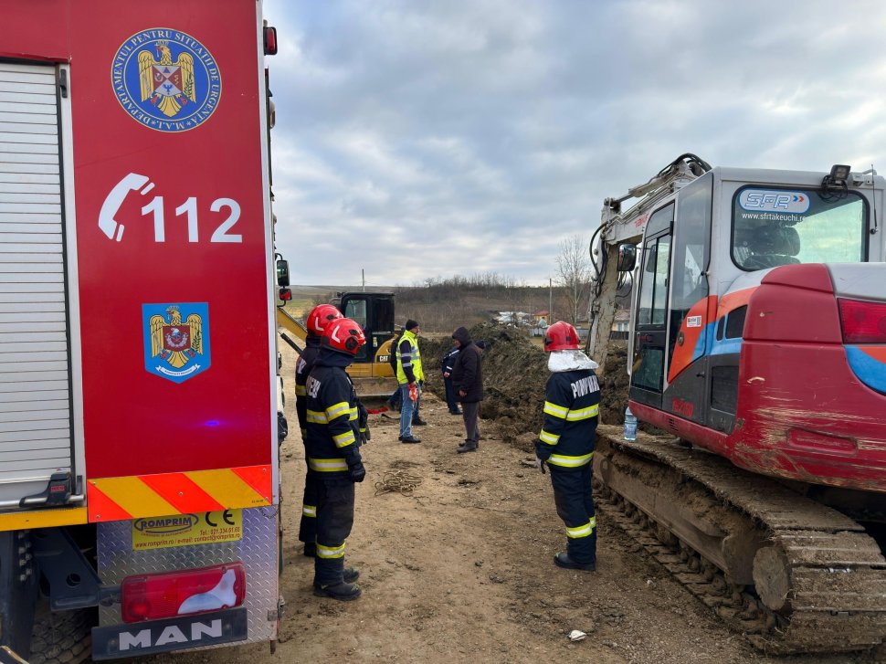 Intervenție contracronometru în Prisăcani: Bărbat salvat după ce un mal de pământ s-a prăbușit peste el 8198
