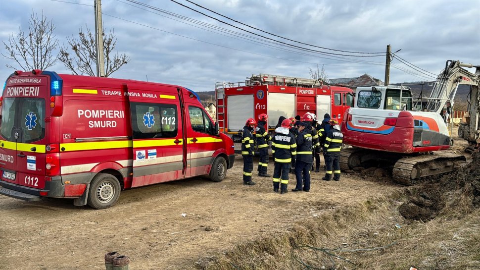 Intervenție contracronometru în Prisăcani: Bărbat salvat după ce un mal de pământ s-a prăbușit peste el 8199