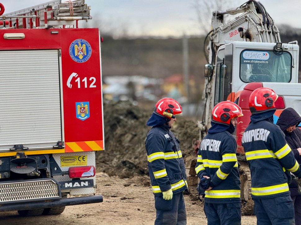 Intervenție contracronometru în Prisăcani: Bărbat salvat după ce un mal de pământ s-a prăbușit peste el 8200