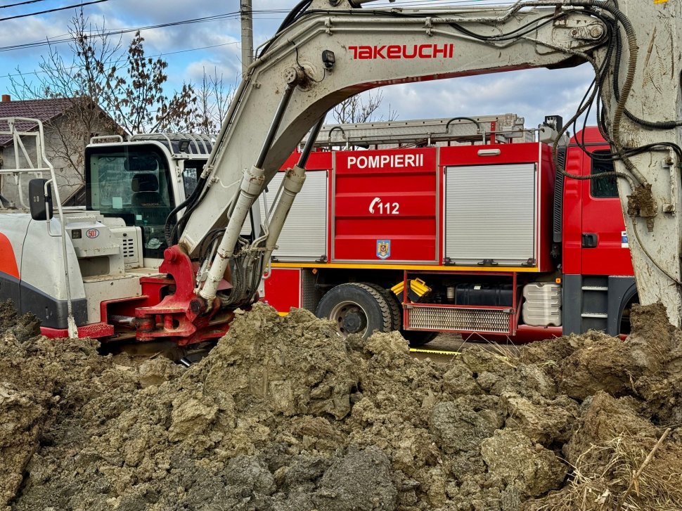 Intervenție contracronometru în Prisăcani: Bărbat salvat după ce un mal de pământ s-a prăbușit peste el 8204