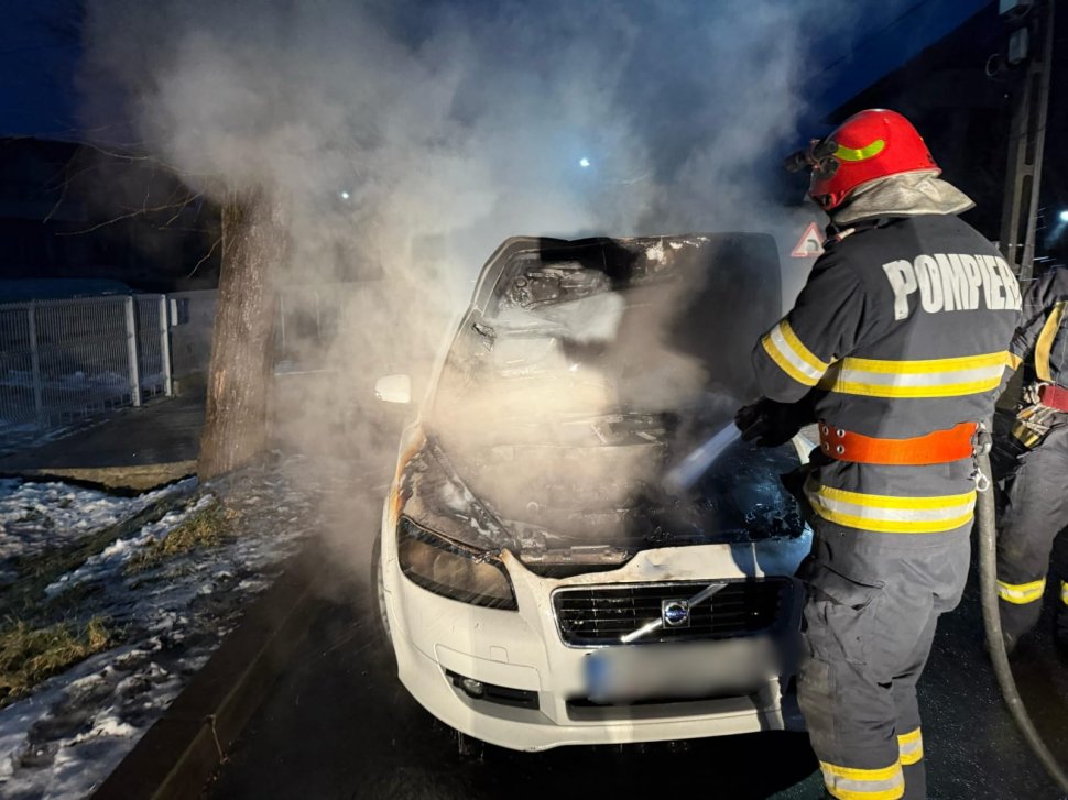 Mașină cuprinsă de flăcări duminică dis de dimineață, la Rădăuți 8260