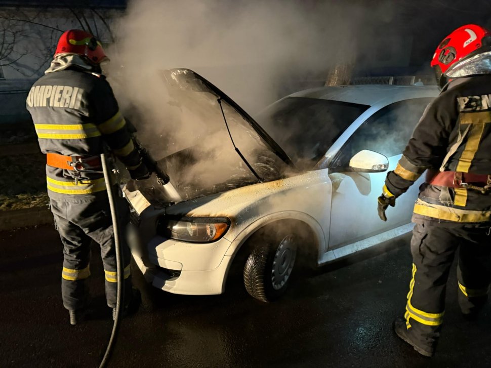 Mașină cuprinsă de flăcări duminică dis de dimineață, la Rădăuți 8261