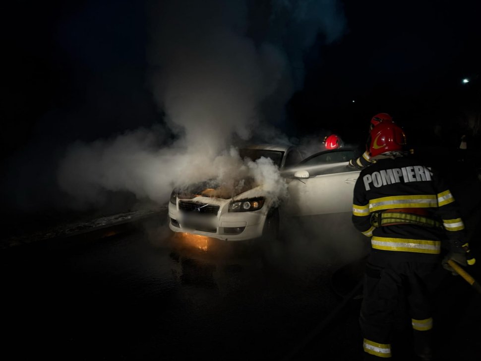 Mașină cuprinsă de flăcări duminică dis de dimineață, la Rădăuți 8262