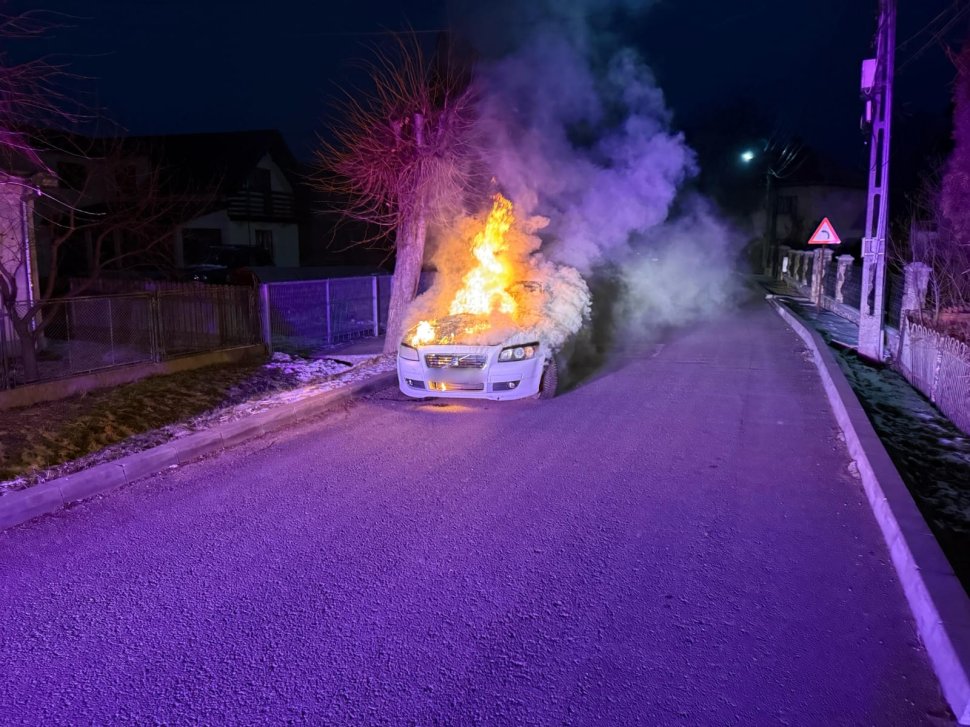 Mașină cuprinsă de flăcări duminică dis de dimineață, la Rădăuți 8264