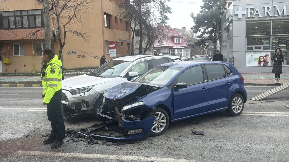 Bulevardul Ana Ipătescu, scena unui nou accident rutier cu două mașini implicate