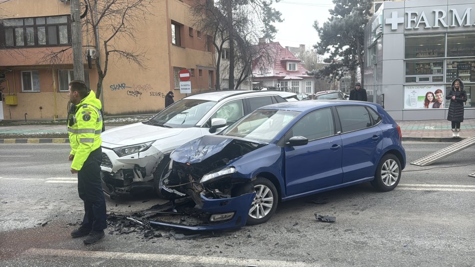 Bulevardul Ana Ipătescu, scena unui nou accident rutier cu două mașini implicate 8293