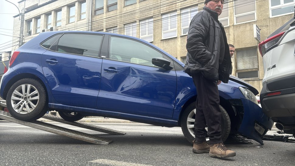 Bulevardul Ana Ipătescu, scena unui nou accident rutier cu două mașini implicate 8294