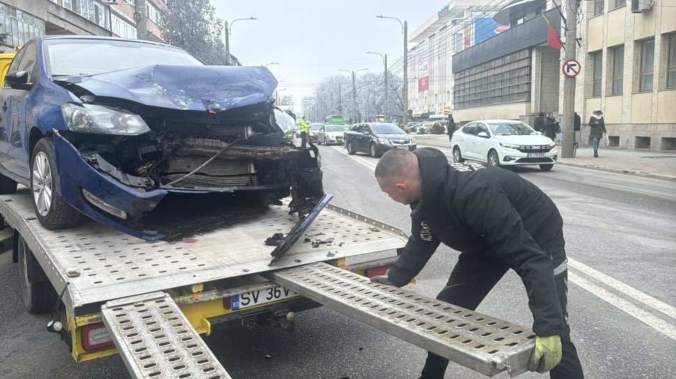 Bulevardul Ana Ipătescu, scena unui nou accident rutier cu două mașini implicate 8297